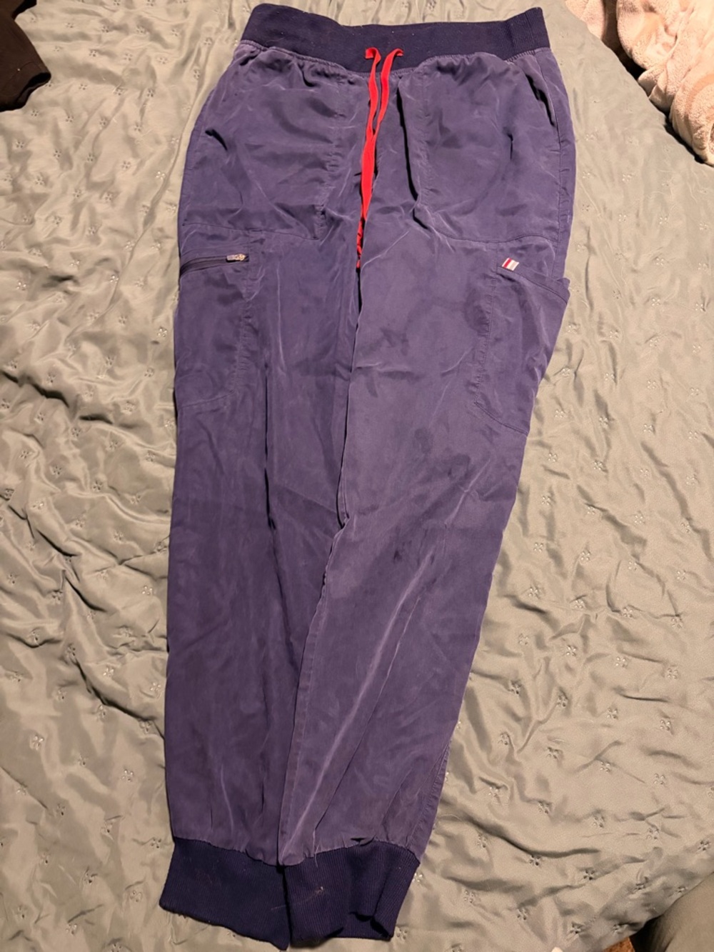 Mediclo Navy Blue Jogger Scrubs with Red Drawstring